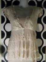 Delicada blusa sin mangas color crudo, encaje y detalles en lino.